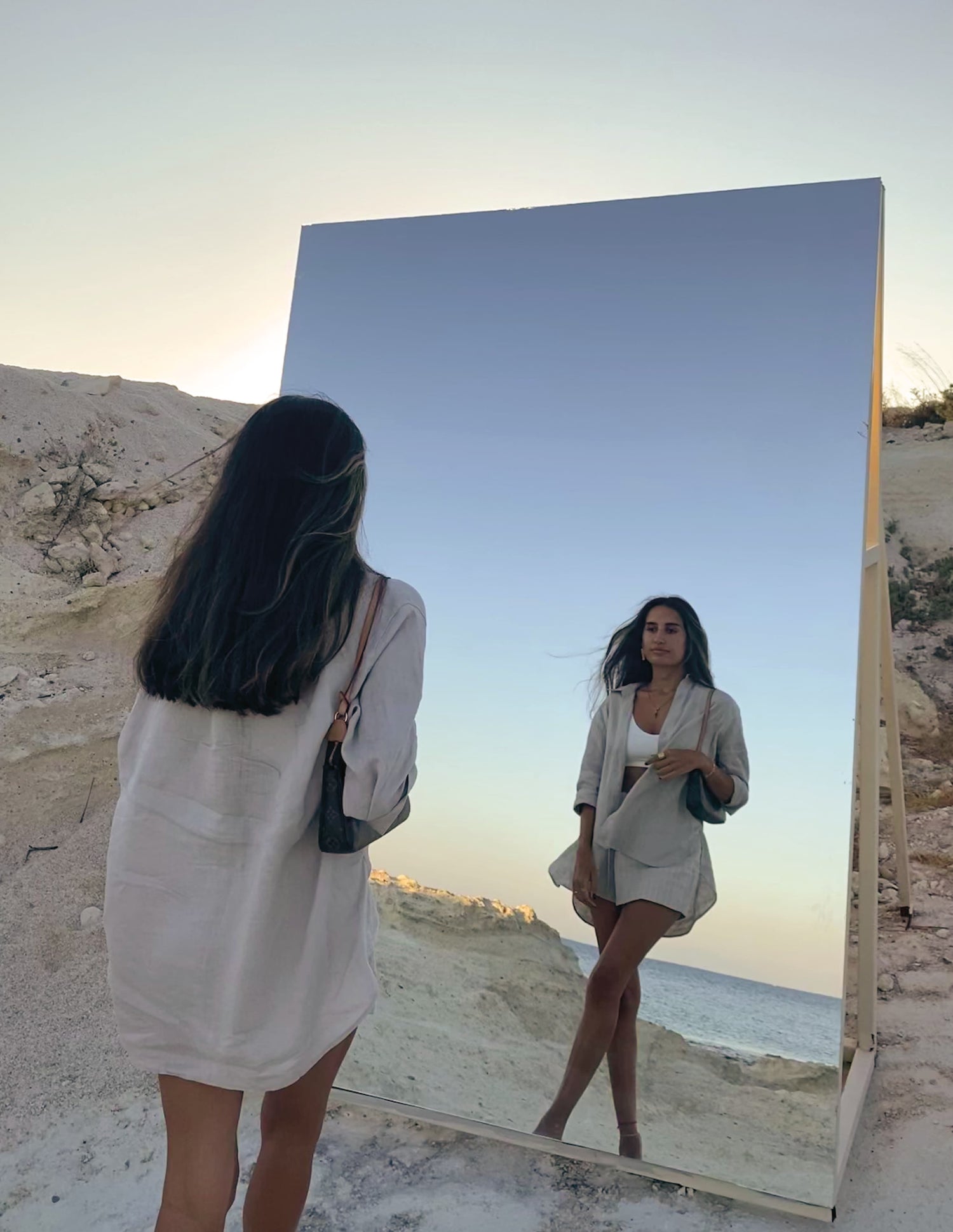 portretfoto van eigenaar in een staande spiegel, aan het strand
