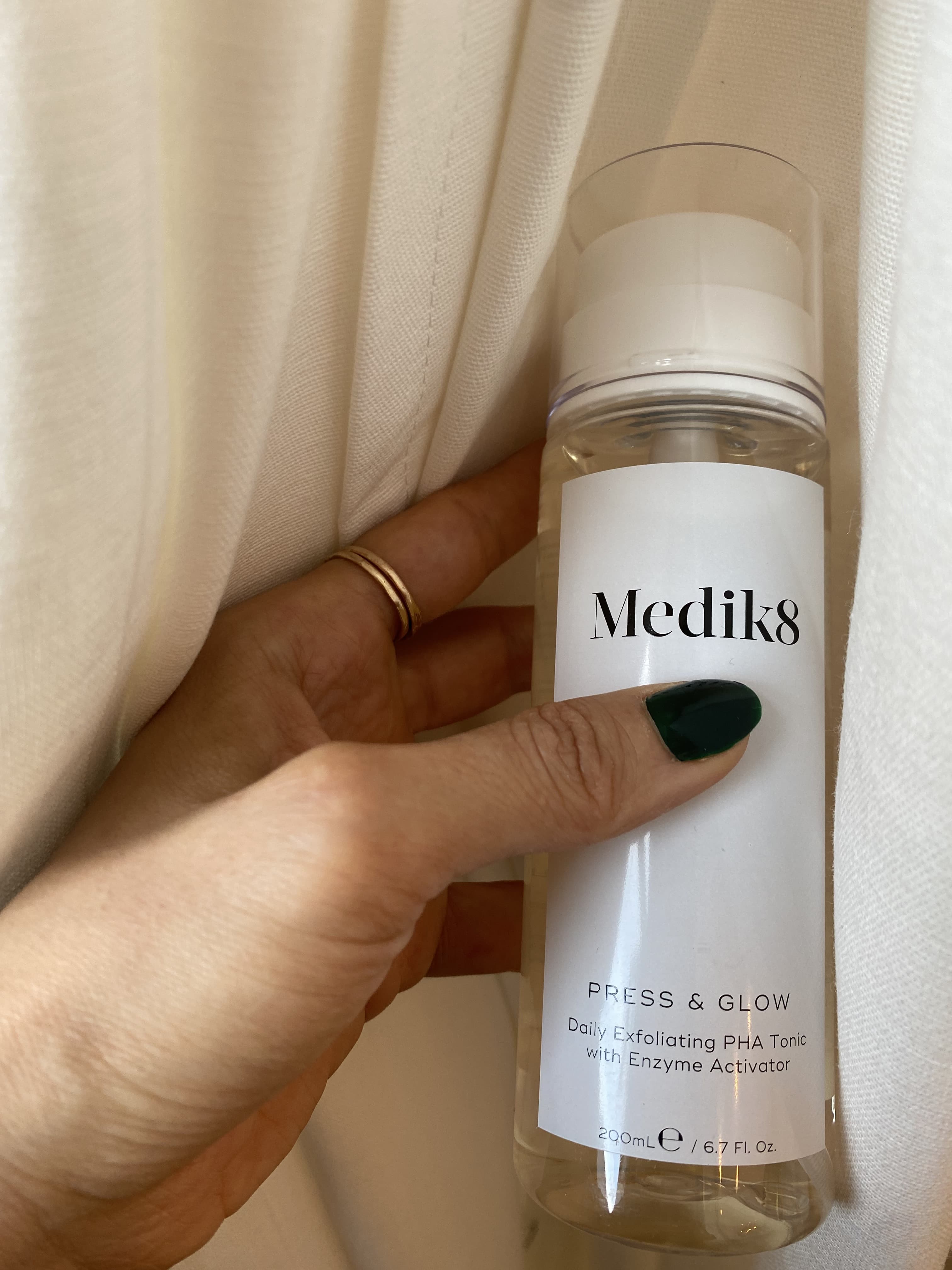 close up van medik8 press & glow product in een hand