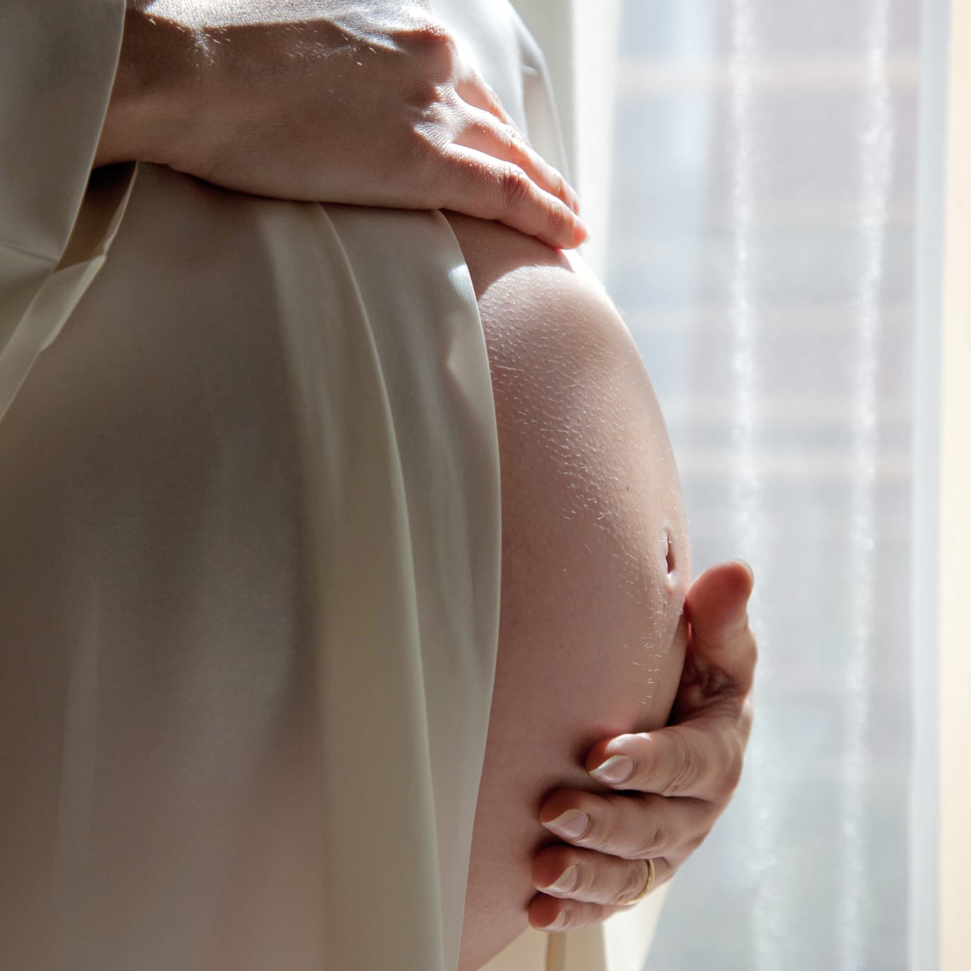 zwangere vrouw poserend met buik